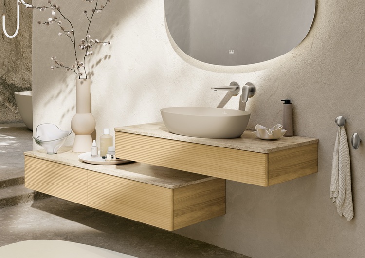 Modernes Badezimmer mit wandhängendem Waschtisch aus Holz, rundem Aufsatzwaschbecken und großzügigem Spiegel – ein Beispiel für energieeffiziente Sanitärplanung.