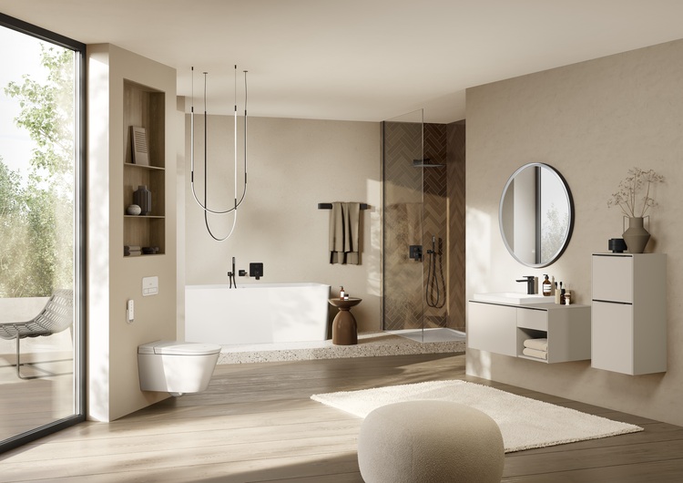 Modernes Badezimmer mit freistehender Badewanne, bodengleicher Dusche, großem Spiegel und viel Tageslicht – ein Beispiel für zeitgemäße Sanitärtechnik.