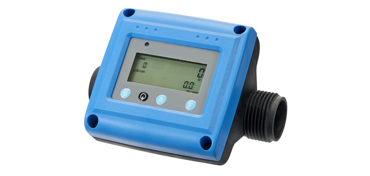 Blauer digitaler Wasserzähler mit Display und zwei schwarzen Gewindeanschlüssen, geeignet für die präzise Durchflussmessung in der Gebäudetechnik.