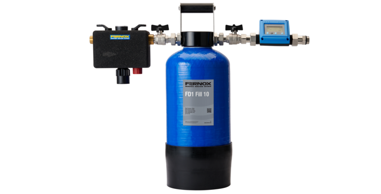 Fernox FD1 Fill 10 Befüll- und Dosiergerät mit schwarzer und blauer Steuereinheit, geeignet für die Aufbereitung von Wasser in Sanitär-, Heizungs- und Klimaanlagen.