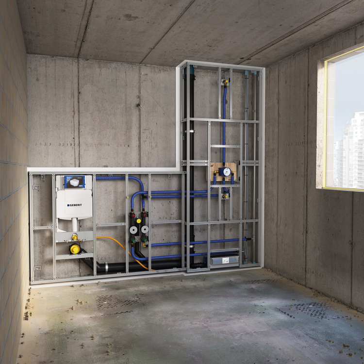 Rohbau eines Badezimmers mit sichtbaren Sanitärinstallationen, Metallständerwerk und Fenstern; Schwerpunkt auf Haustechnik und Gebäudetechnik.