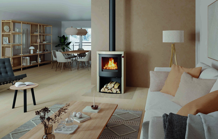 Wohnbereich mit energieeffizientem Kaminofen, moderner Lüftungsanlage, beigem Sofa und angrenzendem Essbereich – Schwerpunkt Gebäudetechnik.