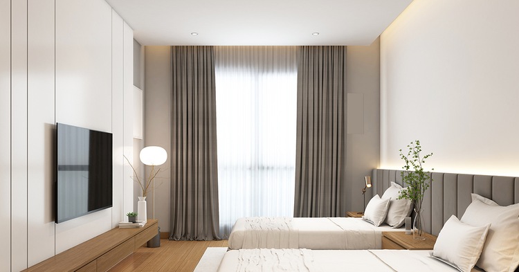 Modernes Schlafzimmer mit zwei Betten und einem Fenster; beispielhafte Raumgestaltung für energieeffiziente Gebäudetechnik und Komfortintegration.