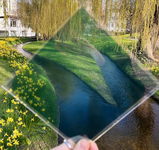 Quadratische Glasscheibe zur Veranschaulichung der Materialtransparenz im Zusammenhang mit der Gebäudehülle.