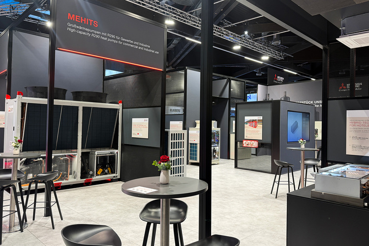 Messestand von MEHITS auf einer Fachmesse mit Schwerpunkt auf industriellen Wärmepumpen und technischer Gebäudeausrüstung.