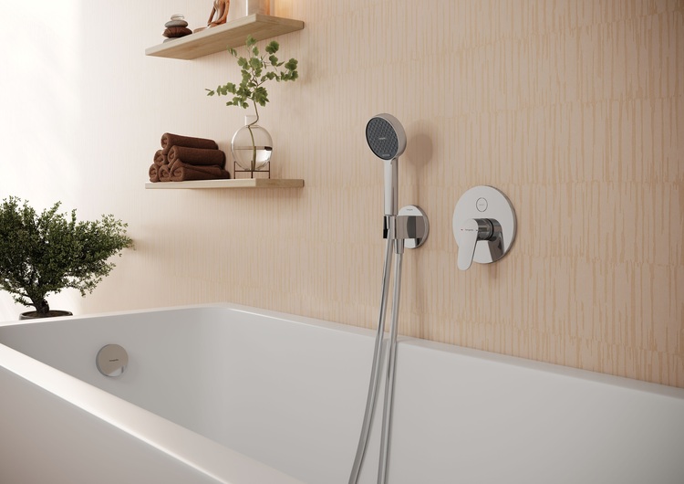 Unterputz-Wannenarmatur in Chrom mit Handbrause an einer Badezimmerwand über einer weißen Badewanne.
