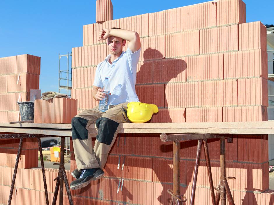 Checkliste: So schützen Sie sich und Ihre Mitarbeiter vor Sonne und Hitze Checkliste: So schützen Sie sich und Ihre Mitarbeiter vor Sonne und Hitze