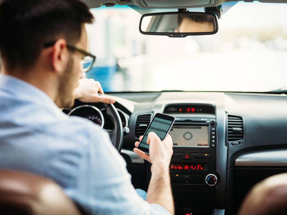 Wird die Handynutzung am Steuer teurer? Deutliche Ausweitung der Verbote geplant Wird die Handynutzung am Steuer teurer? Deutliche Ausweitung der Verbote geplant
