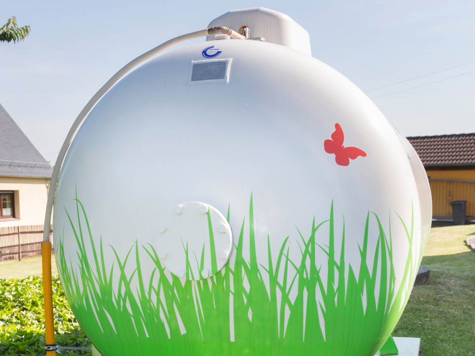 Werkseitig isoliertes Kupferrohr (WICU) wird hier als Gasleitung verwendet. Der gelbe Schutzschlauch soll die Gasleitung vor mechanischer Beschädigung schützen. Werkseitig isoliertes Kupferrohr (WICU) wird hier als Gasleitung verwendet. Der gelbe Schutzschlauch soll die Gasleitung vor mechanischer Beschädigung schützen.