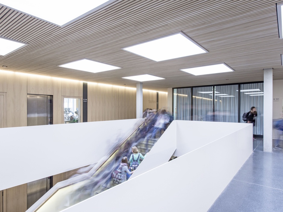 1: Eine schlechte Luftqualität beeinträchtigt die Lernfähigkeit von Schülern. Doch was nutzt die gute Wärmedämmung eines Schulgebäudes, wenn es beheizt wird, während gleichzeitig über die Fenster gelüftet wird? 1: Eine schlechte Luftqualität beeinträchtigt die Lernfähigkeit von Schülern. Doch was nutzt die gute Wärmedämmung eines Schulgebäudes, wenn es beheizt wird, während gleichzeitig über die Fenster gelüftet wird?