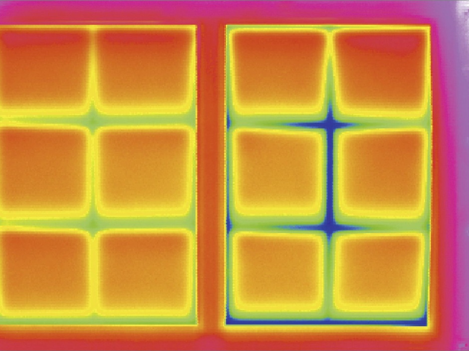 Die Wärmebildkamera zeigt die Unterschiede: Wärmedämmung am Glasrand mit hocheffizienten Kunststoff-Spacern (l.) gegenüber Aluminium-Abstandhaltern (r.)