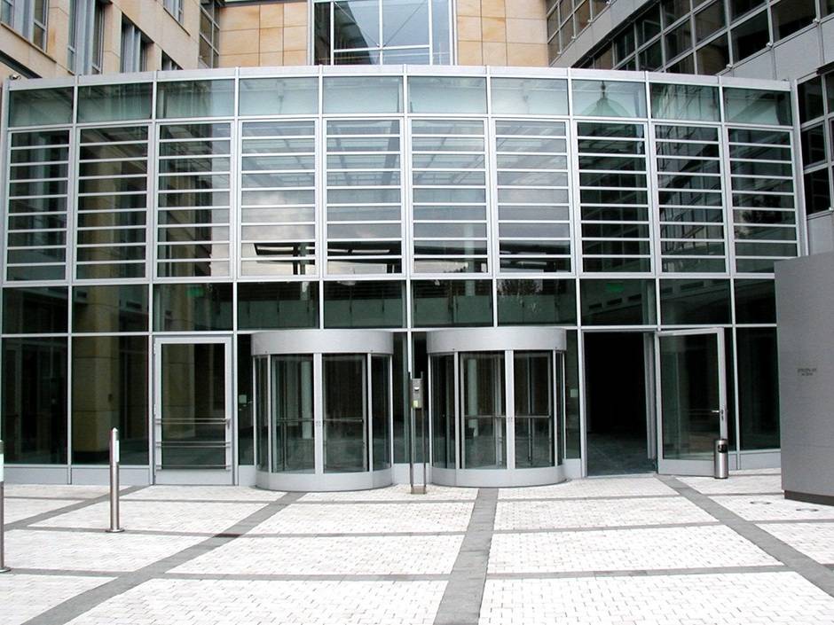 Fieger: Lamellenfenster FLW 32 für filigrane Fronten Fieger: Lamellenfenster FLW 32 für filigrane Fronten