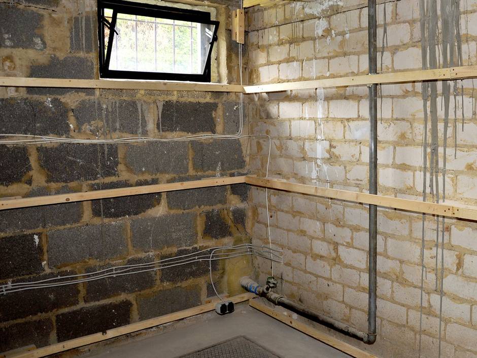 Kellerlüftung im Sommer: Vorsicht vor Feuchteschäden Kellerlüftung im Sommer: Vorsicht vor Feuchteschäden