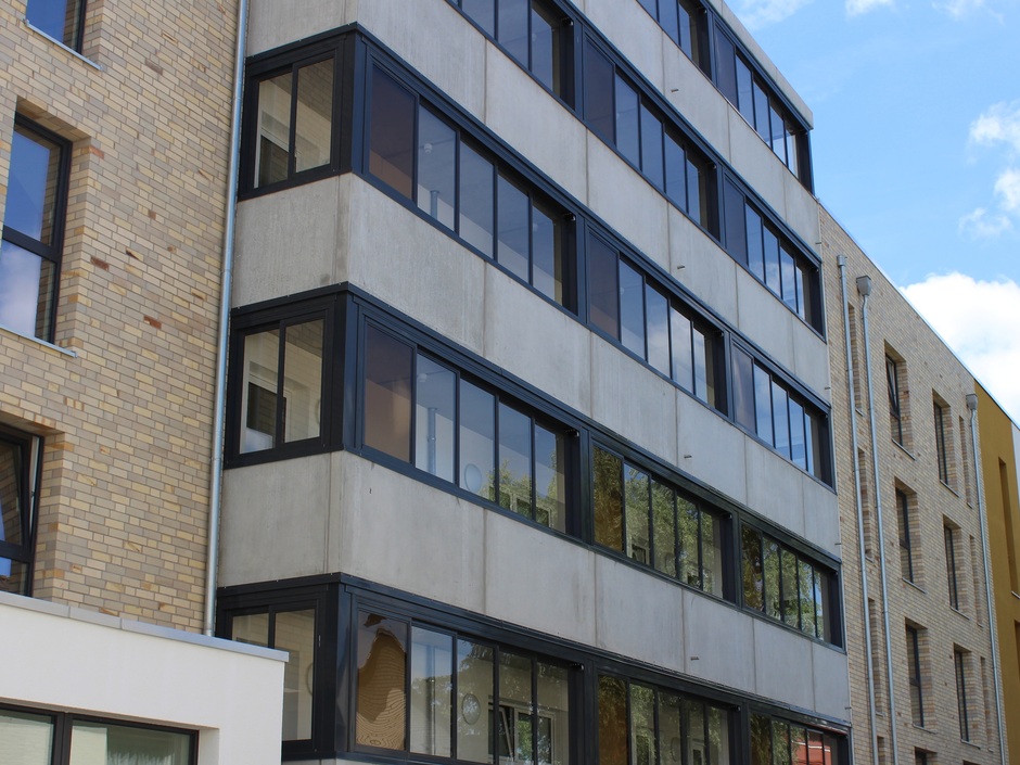 Balco Access: Glas-Schiebeelemente für Laubengänge mit Brüstung Balco Access: Glas-Schiebeelemente für Laubengänge mit Brüstung