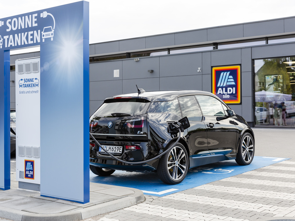 Entlang der Autobahnen: Kostenlos Strom tanken bei Aldi Süd