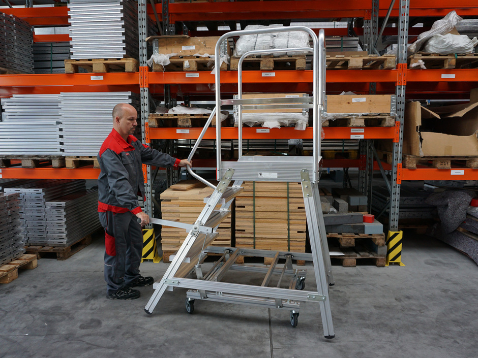 Neue Podesttreppe mit Zentralfeststellung von Euroline