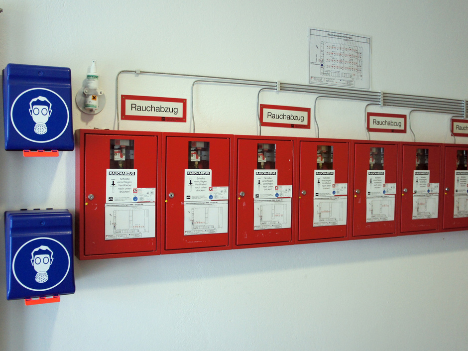 Brandschutz: Rauchabzug und Rauchableitung im Vergleich Brandschutz: Rauchabzug und Rauchableitung im Vergleich