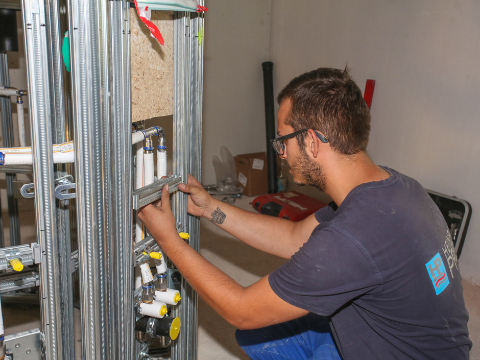 Außergewöhnlich und platzsparend: Waschtischrondelle mit Dusche Außergewöhnlich und platzsparend: Waschtischrondelle mit Dusche