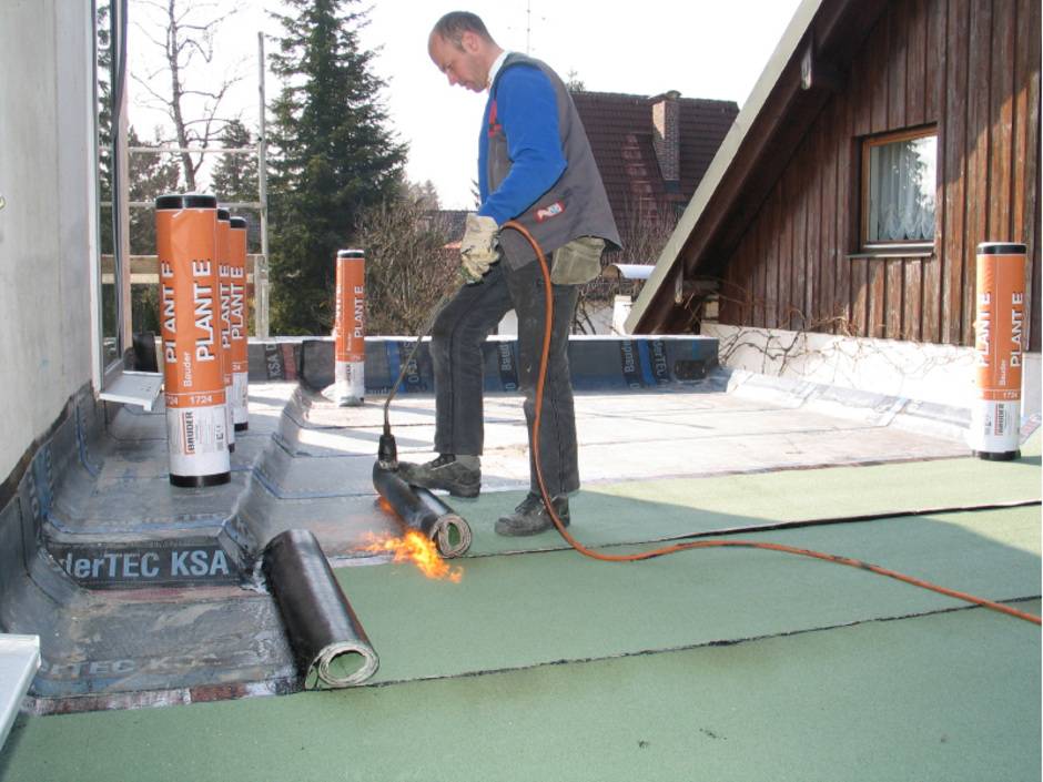 Aus der Praxis: So wird ein Flachdach fachgerecht ausgeführt Aus der Praxis: So wird ein Flachdach fachgerecht ausgeführt