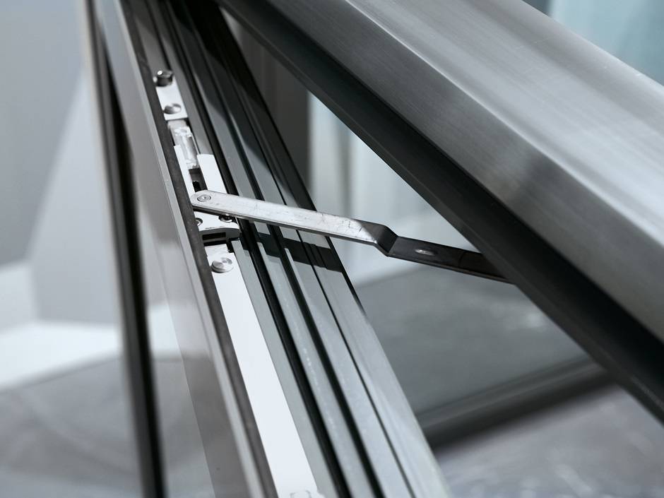 Roto: Arretierbarer Öffnungsbegrenzer für Aluminiumfenster
