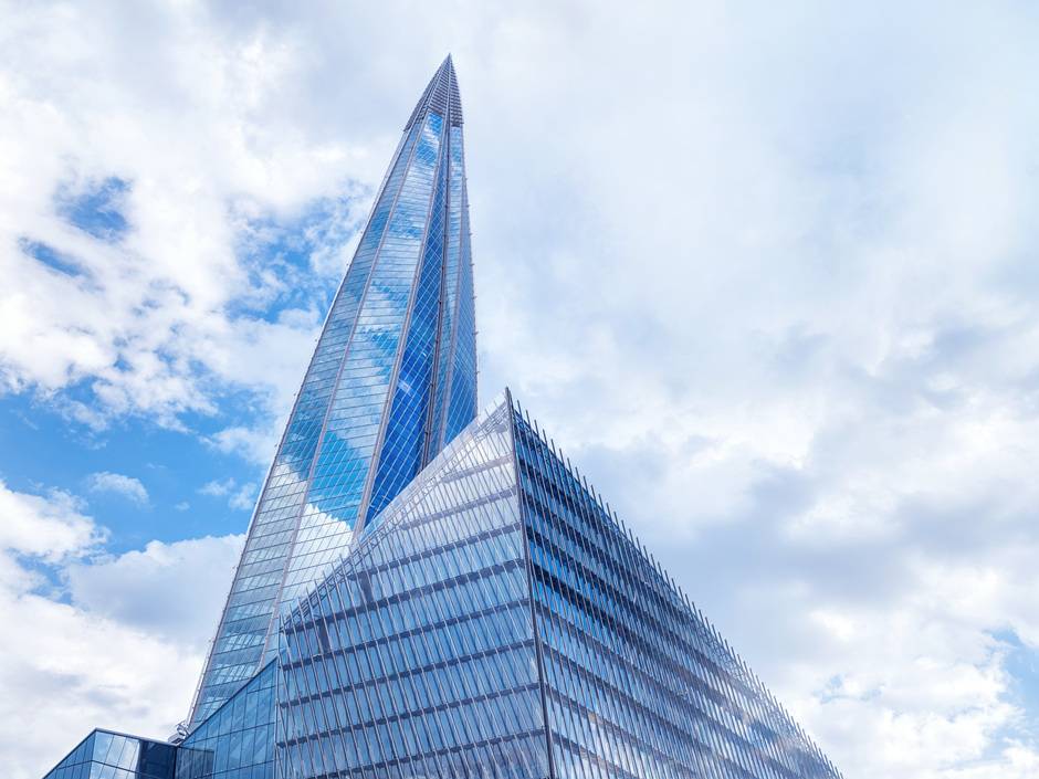 Laktha Tower mit 17-Meter-Rekord-Glasfins von Sedak Laktha Tower mit 17-Meter-Rekord-Glasfins von Sedak