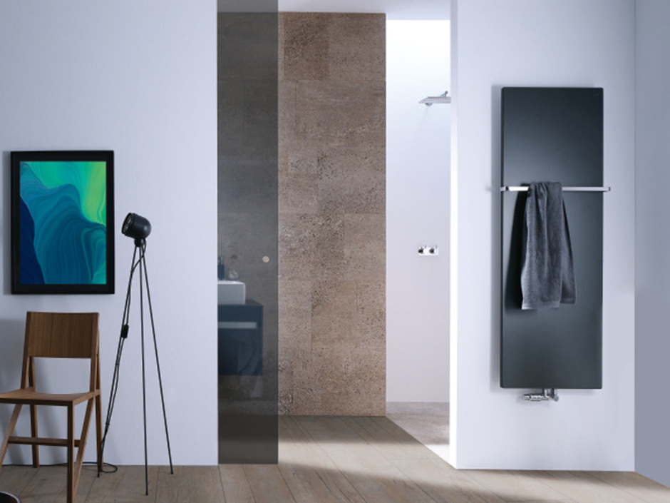 Zehnder: Schlanker Badheizkörper Fina Lean Bar mit glatter Oberfläche Zehnder: Schlanker Badheizkörper Fina Lean Bar mit glatter Oberfläche