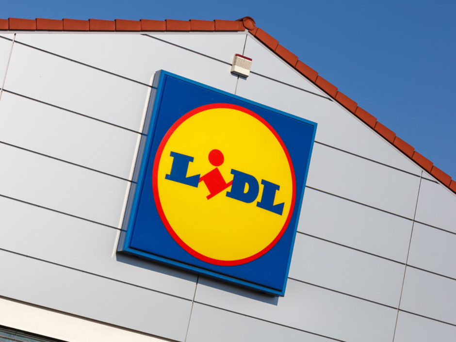 Strom tanken bei Lidl: Erste Supercharger in Betrieb