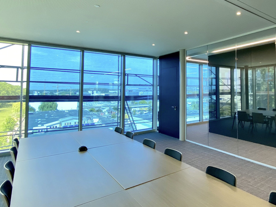 Bürogebäude schaltet Flüssigkristall-Sonnenschutzgläser dynamisch Bürogebäude schaltet Flüssigkristall-Sonnenschutzgläser dynamisch