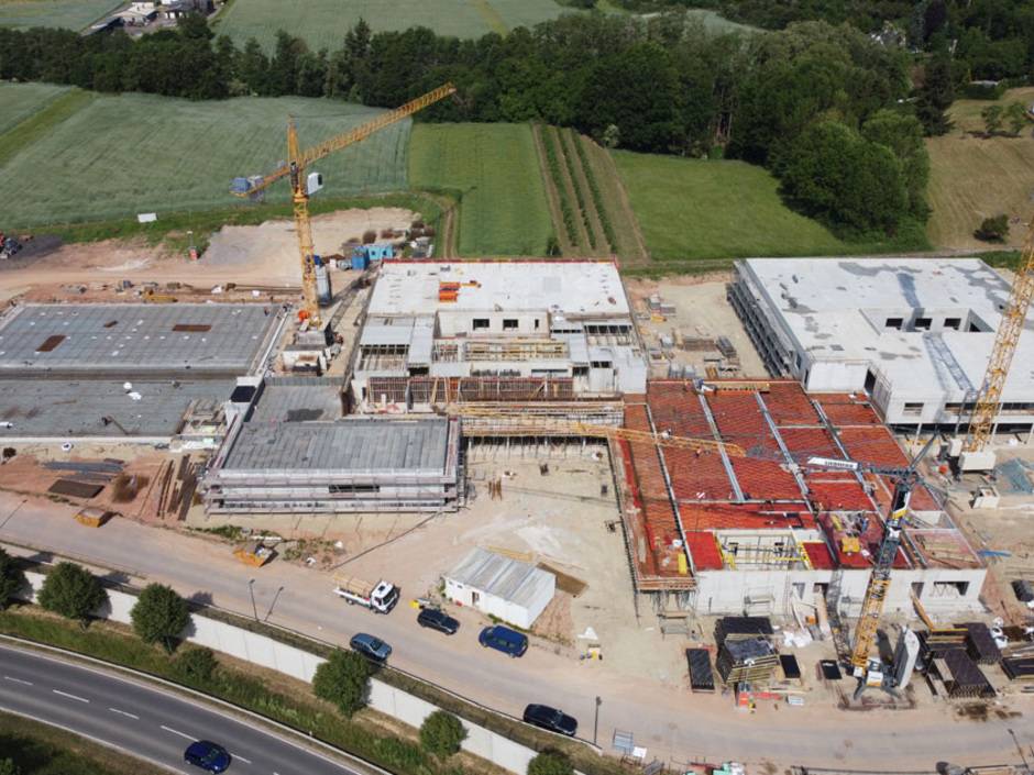 Wärmepumpen und Eisspeicher heizen Schulkomplex Wärmepumpen und Eisspeicher heizen Schulkomplex