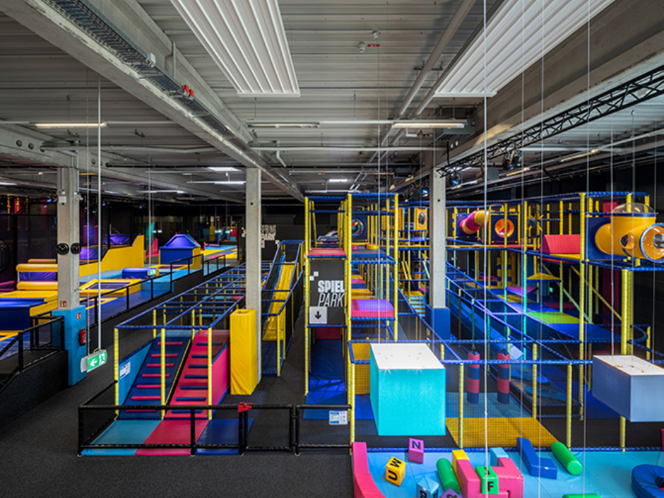 Trampolinhalle UpSprung mit KSP-Deckenstrahlplatten Trampolinhalle UpSprung mit KSP-Deckenstrahlplatten