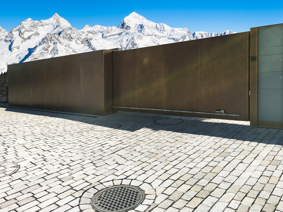 Einfahrtstor mit glatter Fläche als Sichtschutz Einfahrtstor mit glatter Fläche als Sichtschutz