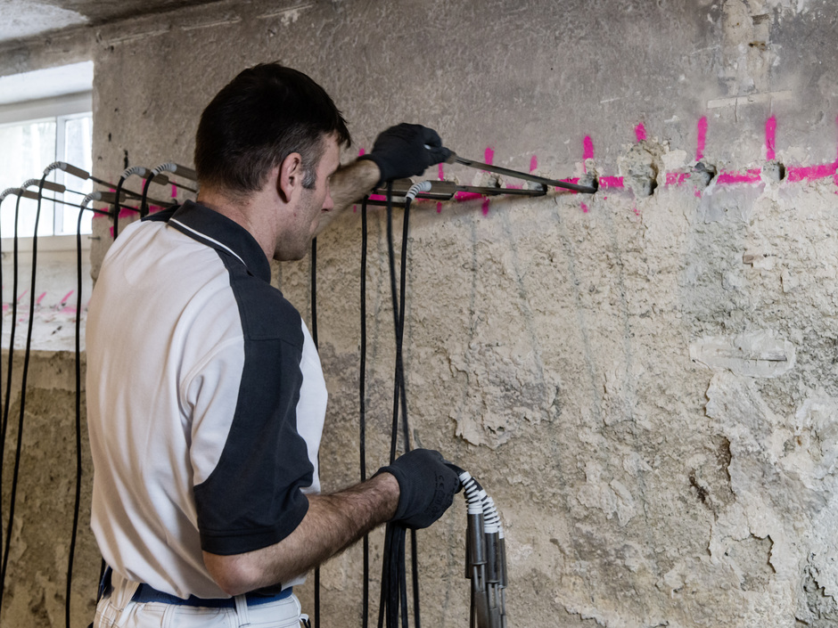 Horizontalsperre mit Spezialparaffin hält Mauerwerk trocken Horizontalsperre mit Spezialparaffin hält Mauerwerk trocken