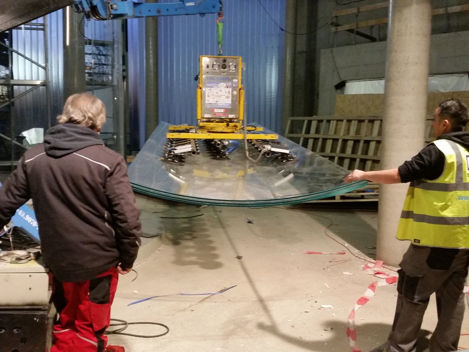 Heavydrive: Sauganlagen für die Montage von gebogenen Scheiben Heavydrive: Sauganlagen für die Montage von gebogenen Scheiben