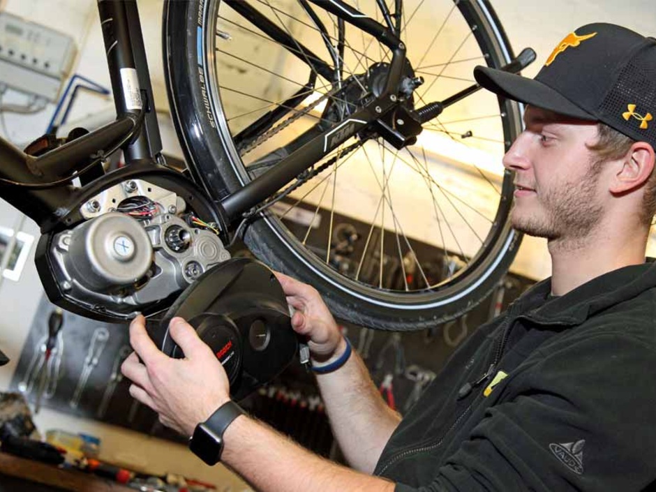 Eine Ausbildung im Handwerk, hier ein Zweiradmechatroniker in der Fachrichtung Fahrrad, kann auch nach dem 1. September beginnen.