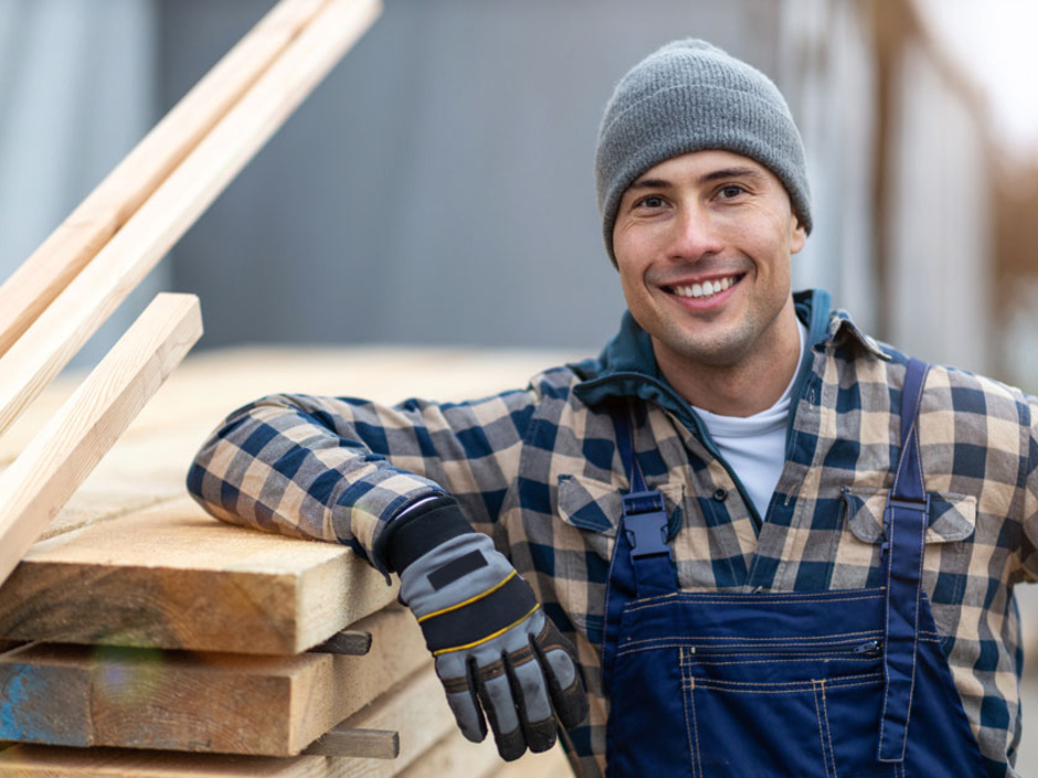 Ein Handwerker vor Holz