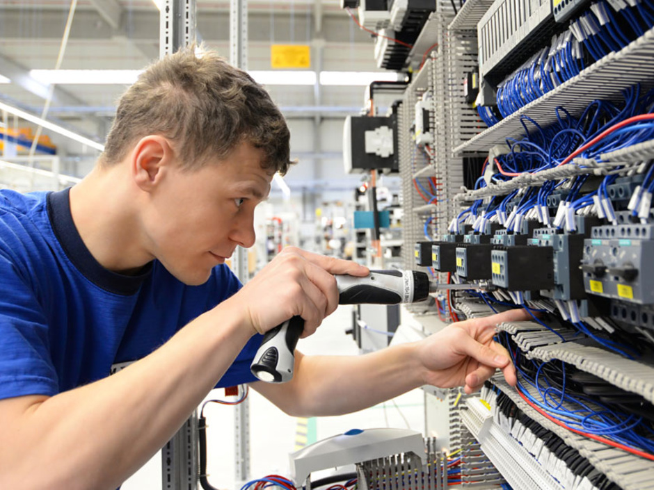 Elektrotechniker bei der Arbeit