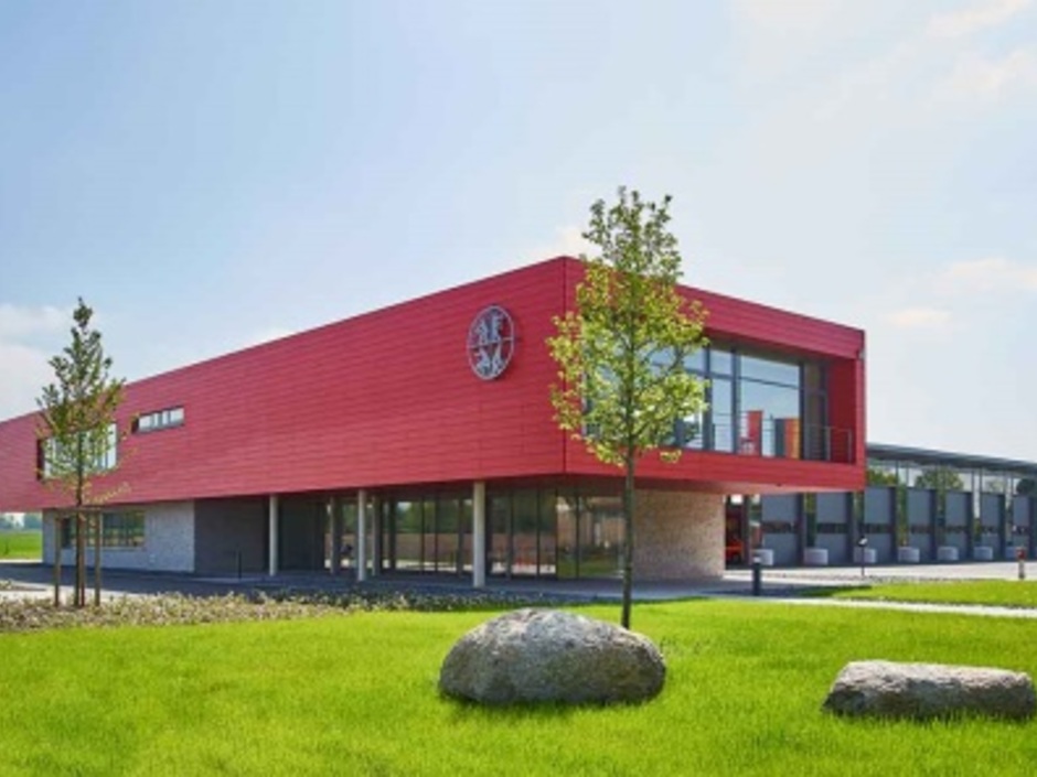 Schnelle Wärme für die Feuerwehr: Neues Feuerwehrhaus wird mit Deckenstrahlplatten effizient beheizt und beleuchtet Schnelle Wärme für die Feuerwehr: Neues Feuerwehrhaus wird mit Deckenstrahlplatten effizient beheizt und beleuchtet