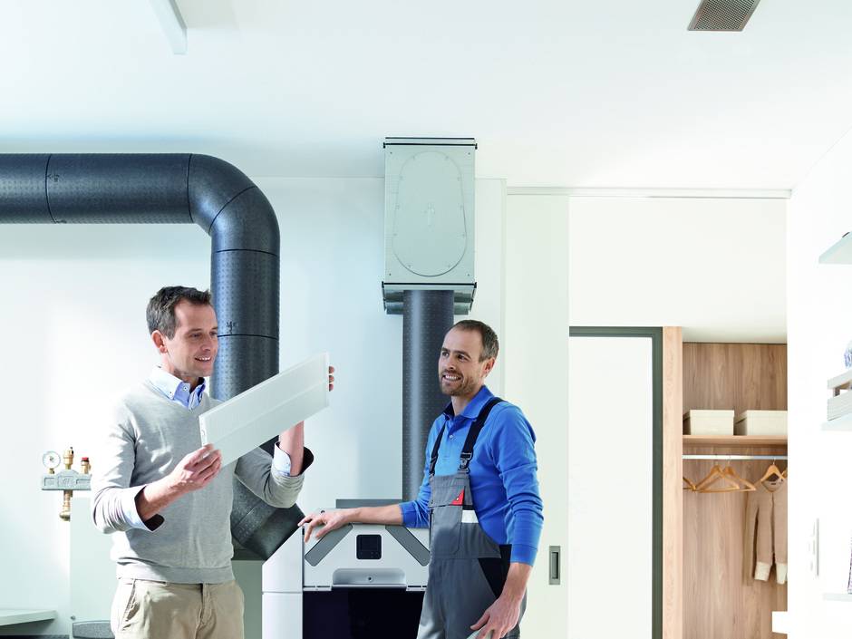 Eine mechanische Wohnungslüftung sorgt für kontinuierlichen Luftaustausch, filtert die Zuluft und verhindert mit einer Wärmerückgewinnung, dass teuer aufgeheizte Raumluft "zum Fenster hinausgeblasen" wird.