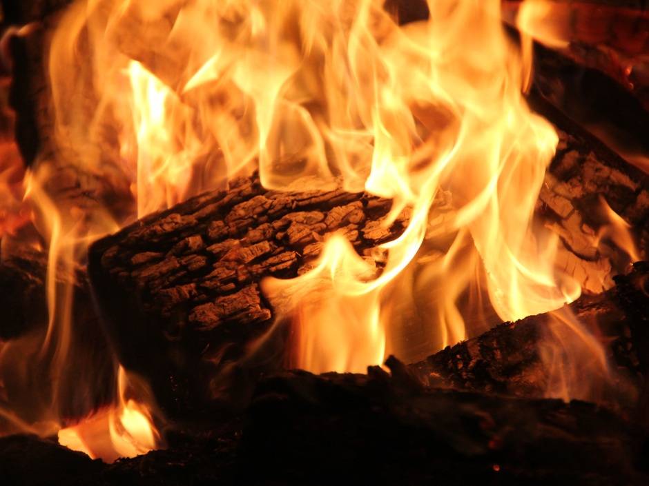 Ein thematischer Dauerbrenner: Holzfeuerungen und Feinstaub Ein thematischer Dauerbrenner: Holzfeuerungen und Feinstaub