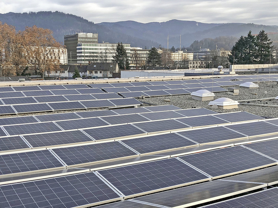 Solaranlagen auf dem Flachdach errichten: Statik, Abdichtung und Montagesysteme