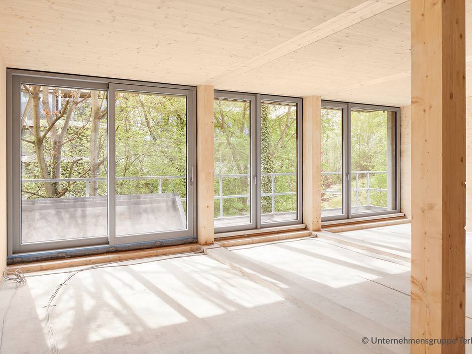 Lichtdurchflutete Räume, eingerahmt von eleganter Metall-Optik: Fensterrahmen aus einem Aluminium-Holz-Verbund bieten viele Gestaltungsmöglichkeiten gerade für großformatige Fenster.