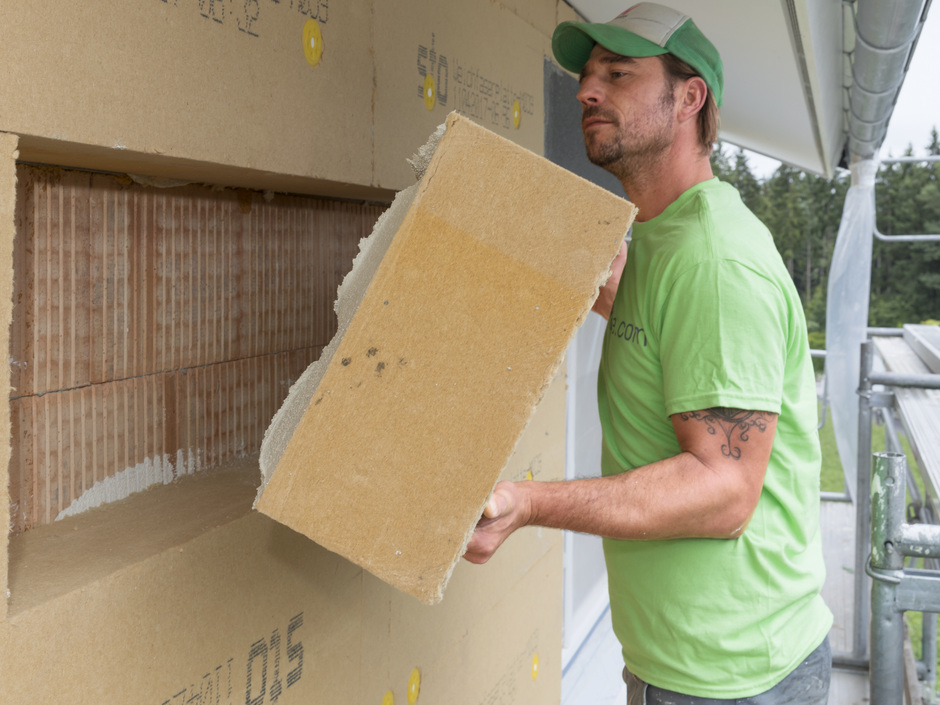 Das ökologische WDVS StoTherm Wood basiert auf einer Holzweichfaserplatte. Diese weist aufgrund der Speicherung von CO2 während der Wachstumsphase des Holzes sogar eine negative CO2-Bilanz bei der Herstellung auf.