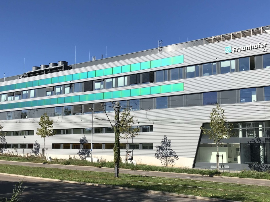 Fassaden-integrierte PV-Anlage mit grünen MorphoColor®-Gläsern am Zentrum für höchsteffiziente Solarzellen des Fraunhofer ISE.