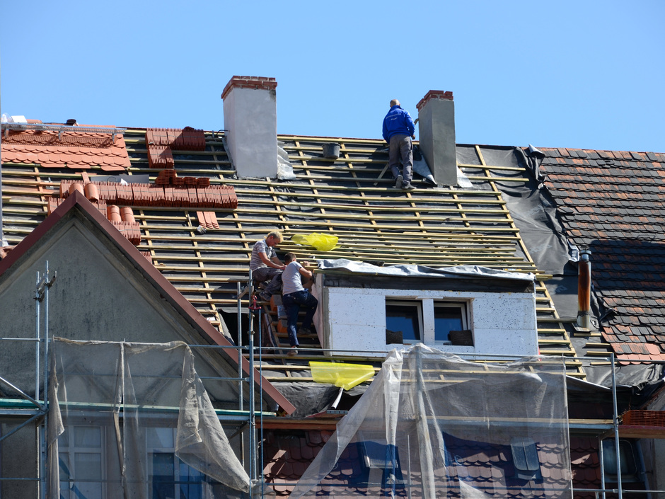 Tarifeinigung im Dachdeckerhandwerk: Mehr Lohn und Gehalt ab Dezember