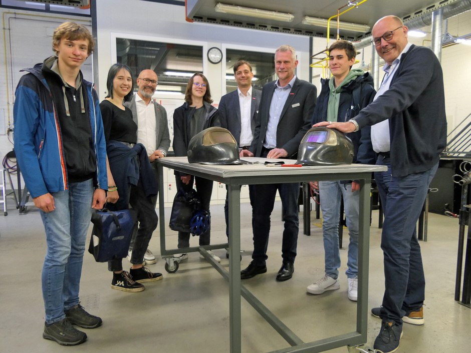 Großes Interesse zeigten die Jugendlichen von Fridays for Future Oldenburg beim Rundgang durch das Berufsbildungszentrum der Handwerkskammer Oldenburg. Erster Anlaufpunkt war die Schweißwerkstatt.