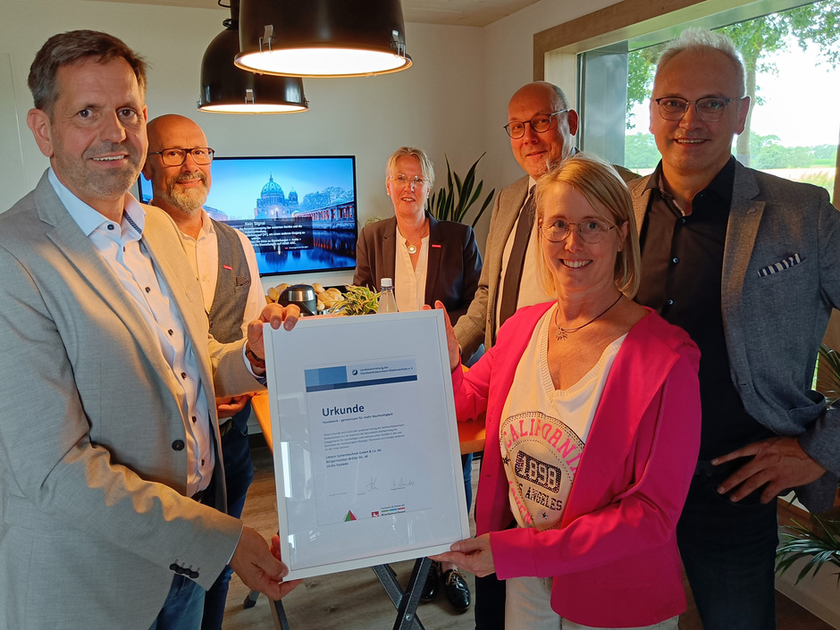 Wirtschaftsminister Olaf Lies überreichte Imke und Jörg Littwin (vorne von links) das erste Siegel „Handwerk als Partner der Niedersachsen Allianz für Nachhaltigkeit" im Kammerbezirk Oldenburg. Von der Handwerkskammer Oldenburg gratulierten (hinten von links) Hauptgeschäftsführer Heiko Henke, Geschäftsführerin Stefanie Seyfarth und Präsident Eckhard Stein.
