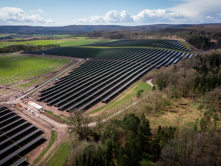 Letzte Bauarbeiten: In wenigen Wochen geht der Solarpark Bundorf ans Netz.