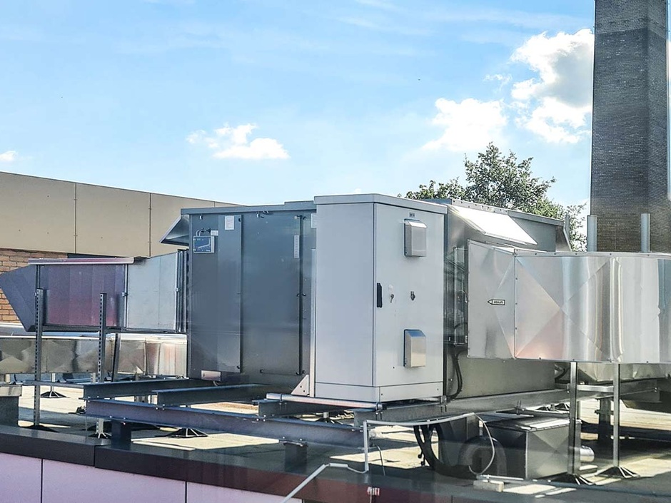 Lüftungssystem auf dem Dach der Rachel Carson Sekundarschule in Dormagen