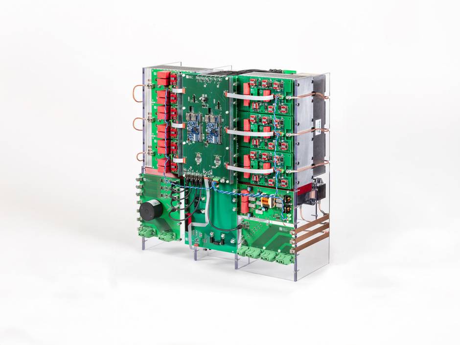 Der vom Fraunhofer ISE entwickelte Wechselrichter ermöglicht der Photovoltaik den Sprung von der Nieder- in die Mittelspannung.