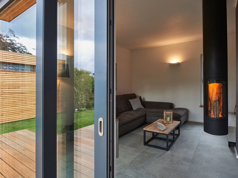 Moderne Fenster bieten beste Wärmedämmwerte – und ein wohlig-warmes Raumgefühl im Inneren.